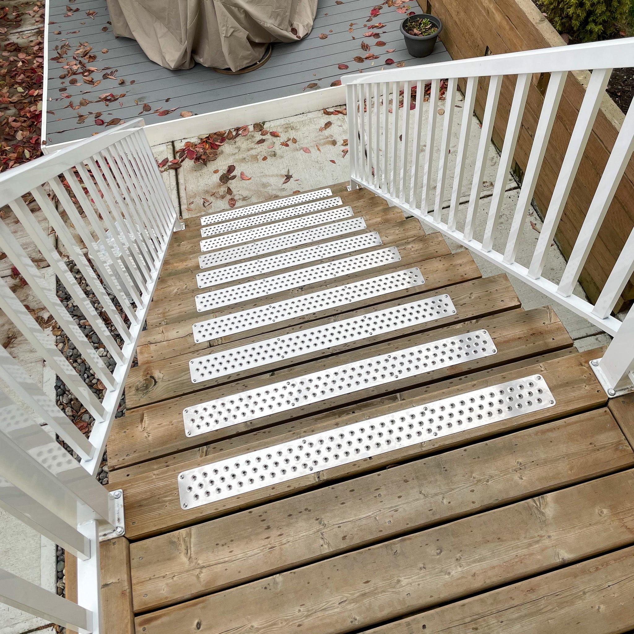 Anti slip store stair tread